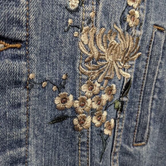 EIGHTYTWO Embroidered distressed denim jean jacket size Small @F - Picture 3 of 11